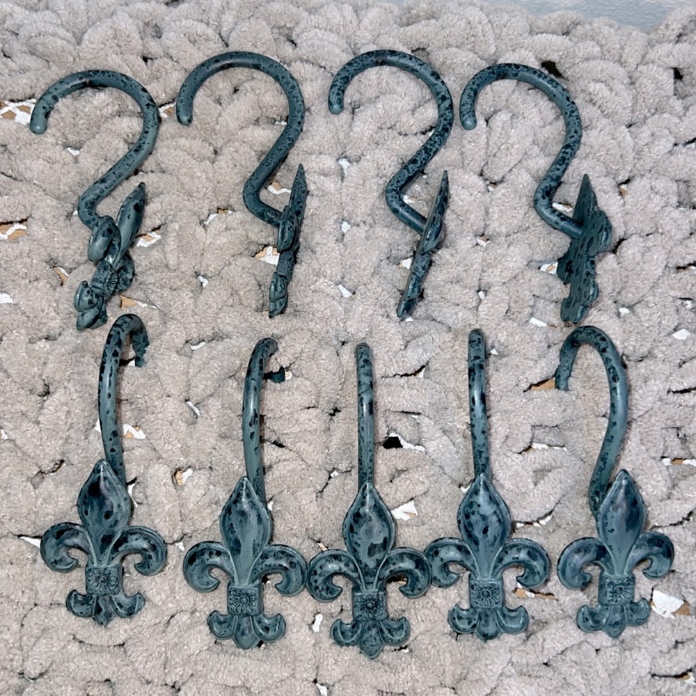 9 green metal Curtain hooks